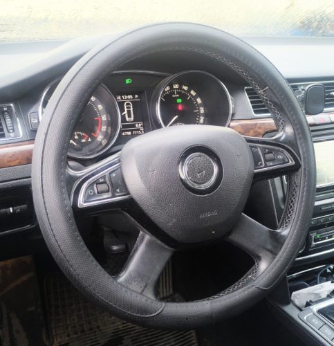 Bőrhatású szellőző kormányvédő – fekete színben, fehér belsővel 38 cm 23518BK-PRO