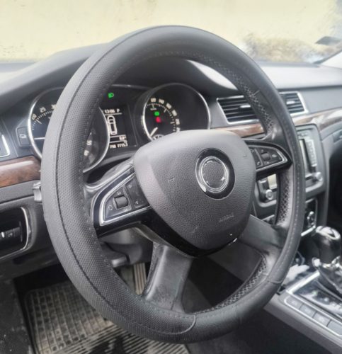 Bőrhatású szellőző kormányvédő – fekete színben, fehér belsővel 40 cm 23518BK-PRO