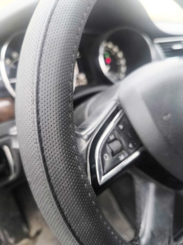 Bőrhatású szellőző kormányvédő – fekete színben, fehér belsővel 40 cm 23518BK-PRO